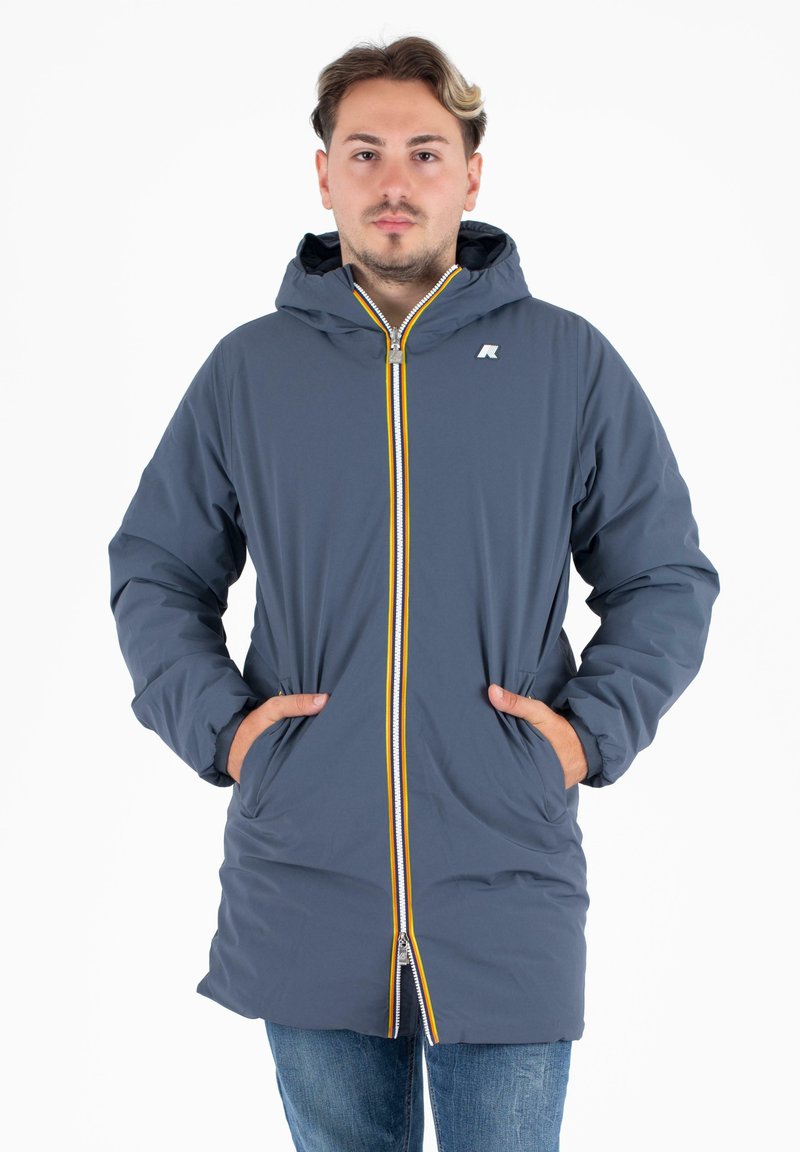 Grijze hoodie jack met lange mouwen, zijzakken en gele ritsaccenten, met een soepele textuur en een casual ontwerp.
