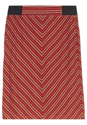 Jupe à motif chevrons rouge et orange avec une ceinture élastique noire, présentant des rayures diagonales texturées convergeant vers le centre avant.
