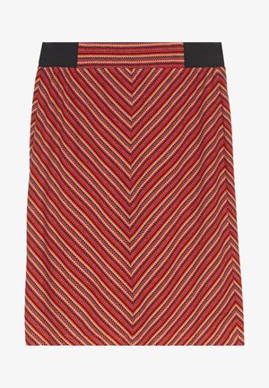 Roter und orangefarbener Rock mit Chevron-Muster und schwarzem elastischem Bund, mit strukturierten diagonalen Streifen, die sich in der Mitte vorne treffen.
