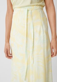 comma MIDI MIT ALLOVER PRINT - Gonna a campana - helles zitrone