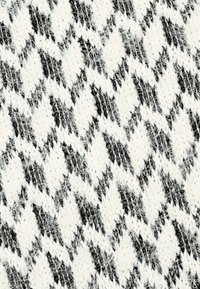 Strickstoff mit einem schwarz-weißen Rautenmuster. Die Textur wirkt weich und flauschig und weist ein lockeres Gewebe auf.