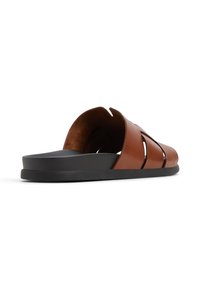 Brune lædersandaler med åbent design, blød brun foring og en tyk sort gummisål for komfort og støtte.