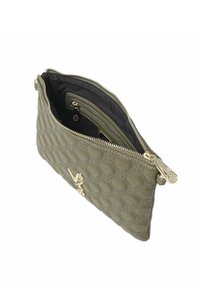 Borsa a tracolla in pelle trapuntata verde oliva con finiture dorate, dotata di chiusura a zip e una singola tasca interna. Texture liscia con motivo geometrico.