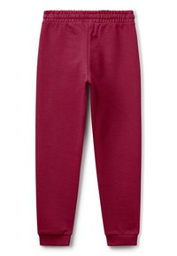 Bordové tepláky s elastickým pasem a žebrovanými manžetami, rovný střih, zobrazeny položené na bílé pozadí.