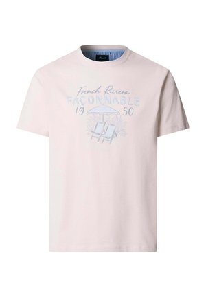 Hellrosa T-Shirt mit den Aufschriften "French Riviera", "Façonnable", "1950" und einer Grafik von zwei Strandstühlen unter einem Sonnenschirm.