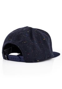 Marineblaue Kappe mit mehrfarbigen Sprenkeln. Hergestellt aus strukturiertem Stoff mit einem flachen Schirm und verstellbarem Snapback-Verschluss.
