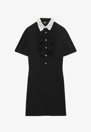 Svart kjole med korte ermer, volang foran, hvit blonderkrage og detaljer med gullknapper. Glatt stoff med strukturert silhuett.