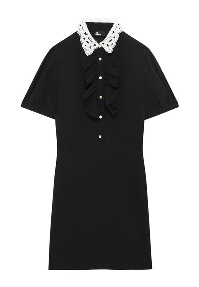 Rochie neagră cu mâneci scurte, față volanată, guler din dantelă albă și detalii cu nasturi aurii. Țesătură netedă cu o siluetă structuratã.