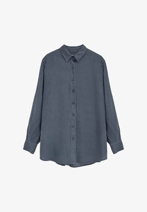 Camisa gris oscuro de manga larga con botones, cuello y puños, mostrada extendida sobre un fondo blanco.