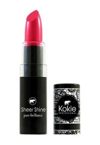 Klart röd läppstift i en genomskinlig tub med svart bas. Kapsylen har ett vitt blommönster på en svart bakgrund med varumärkeslogotyper.