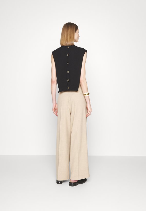 ESSENTIALS  CYMBARIA - Trousers4