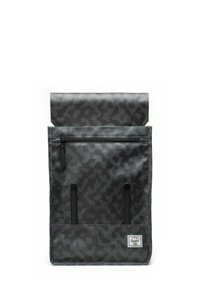 Sac à dos à rouleau avec un motif camouflé noir, fabriqué en matériau durable, dotée d'une poche zippée à l'avant et d'accents en métal noir.
