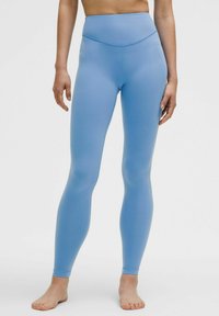 Lichtblauwe, high-waisted leggings van soepel, rekbaar materiaal, met een getailleerd ontwerp en naadloze constructie.