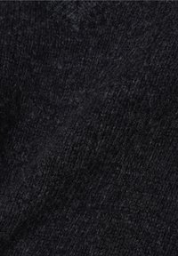Tissu tricoté noir avec une apparence texturée, présentant une surface douce et duveteuse et des épaisseurs de fil variées.