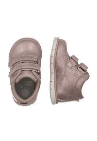 Kinderschuhe in metallic-rosafarben, mit zwei Klettverschlüssen, runder Zehenform, weißer Gummisohle, leicht strukturiertem Obermaterial und gepolstertem Innenbereich.