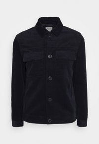 Zwarte corduroy jas met een knoopsluiting aan de voorkant, twee borstzakken en een klassieke kraag. Geribbelde textuur door de hele stof.