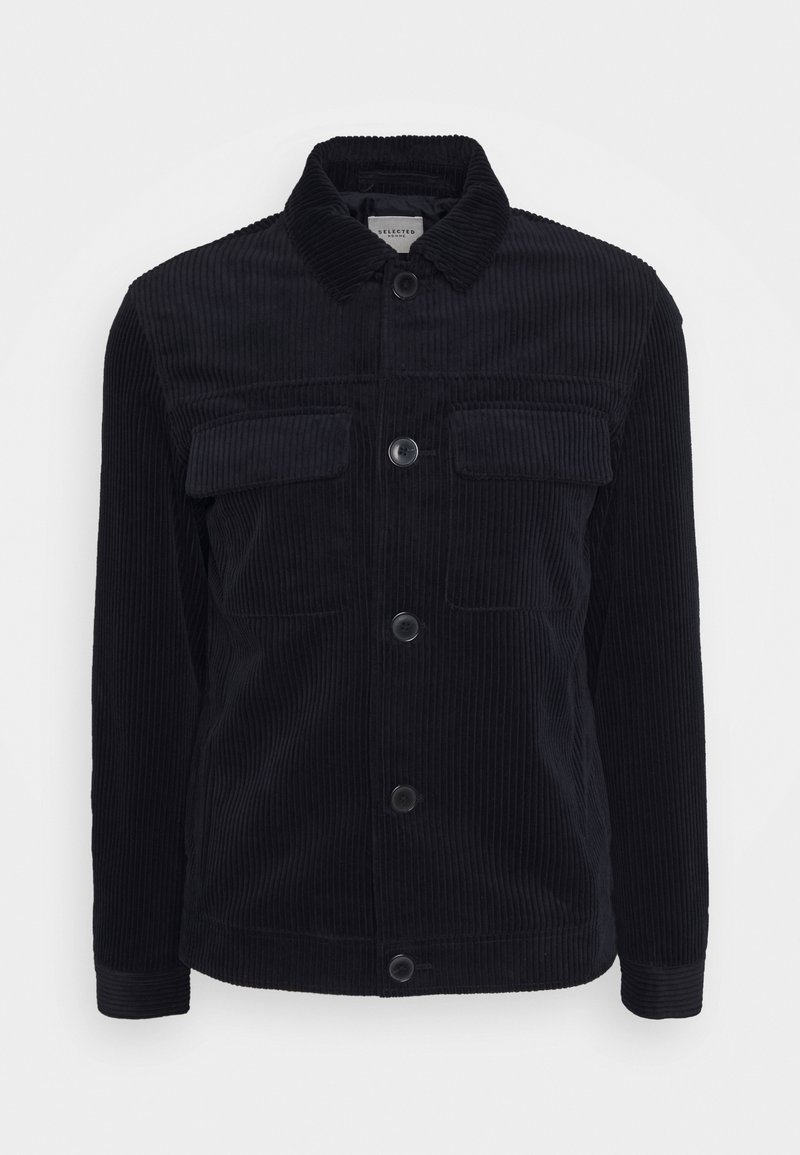 Zwarte corduroy jas met een knoopsluiting aan de voorkant, twee borstzakken en een klassieke kraag. Geribbelde textuur door de hele stof.