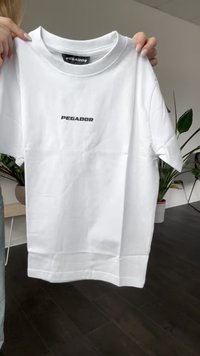 Balta trumpomis rankovėmis marškinėliai, pagaminti iš medvilnės, su juodu „PEGADOR“ logotipu, centruotu krūtinėje. Lygus tekstūra ir standartinė apvalia apykakle.