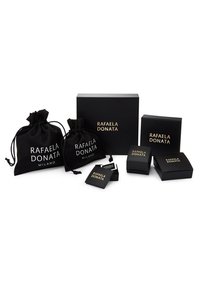 Set di imballaggio in nero, composto da due sacchetti con coulisse e tre scatole. Ognuno presenta scritte dorate con la dicitura "Rafaela Donata Milano." Texture liscia.