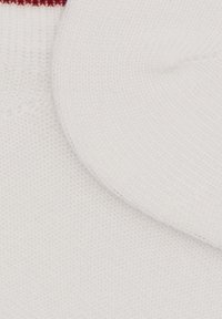 Calzini bianchi in cotone con una texture liscia e un polsino a costine a righe bordeaux. Presentano una punta arrotondata e un pattern sottile a maglia su tutta la superficie.