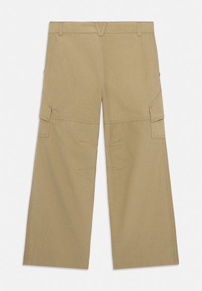 Pantalones cargo de pierna ancha en color beige con trabillas para cinturón, bolsillos laterales con solapa y detalles cosidos en las rodillas sobre un fondo blanco.