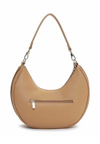 Beżowa torba typu hobo o zakrzywionym kształcie, krótki pasek na ramię i zewnętrzna kieszeń na zamek. Gładka faktura z metalowymi elementami w kolorze srebrnym.