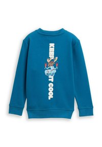 Blauwe sweater gemaakt van zacht materiaal met een afbeelding van een moose en een karakter met de tekst "HOU HET KOEL" in witte letters.