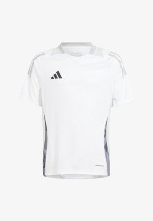 T-shirt de sport blanc à manches courtes, avec des accents noirs et un motif géométrique gris sur les côtés, marqué "AEROREADY".