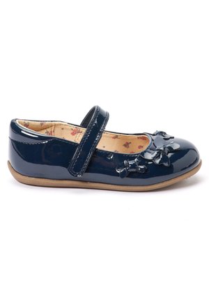 Chaussure fille Mary Jane en cuir verni bleu marine avec bride Velcro, doublure florale, nœuds décoratifs et semelle en caoutchouc marron.
