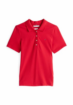 Polo rouge en coton avec un col, patte de boutonnage à trois boutons, manches courtes et un petit logo sur la poitrine gauche.