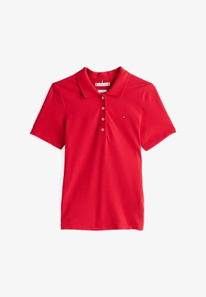 Polo rouge en coton avec un col, patte de boutonnage à trois boutons, manches courtes et un petit logo sur la poitrine gauche.