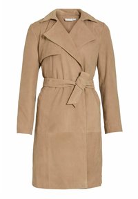Ľahko hnedý semišový trenčkot so širokými klopami, dlhými rukávmi a opaskom previazaným v páse.
