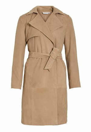 Valgepruun, sametise tekstuuriga trentškostüüm laiade kraede, pikkade varrukate ja vöökohal seotud vööga.