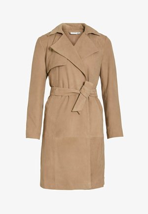 Valgepruun, sametise tekstuuriga trentškostüüm laiade kraede, pikkade varrukate ja vöökohal seotud vööga.