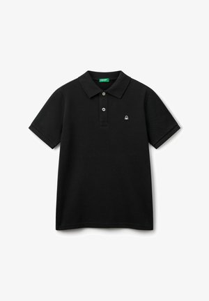 Zwarte poloshirt van gebreide stof, met een kraag, drie knopen, korte mouwen en een klein geborduurd logo op de borst.