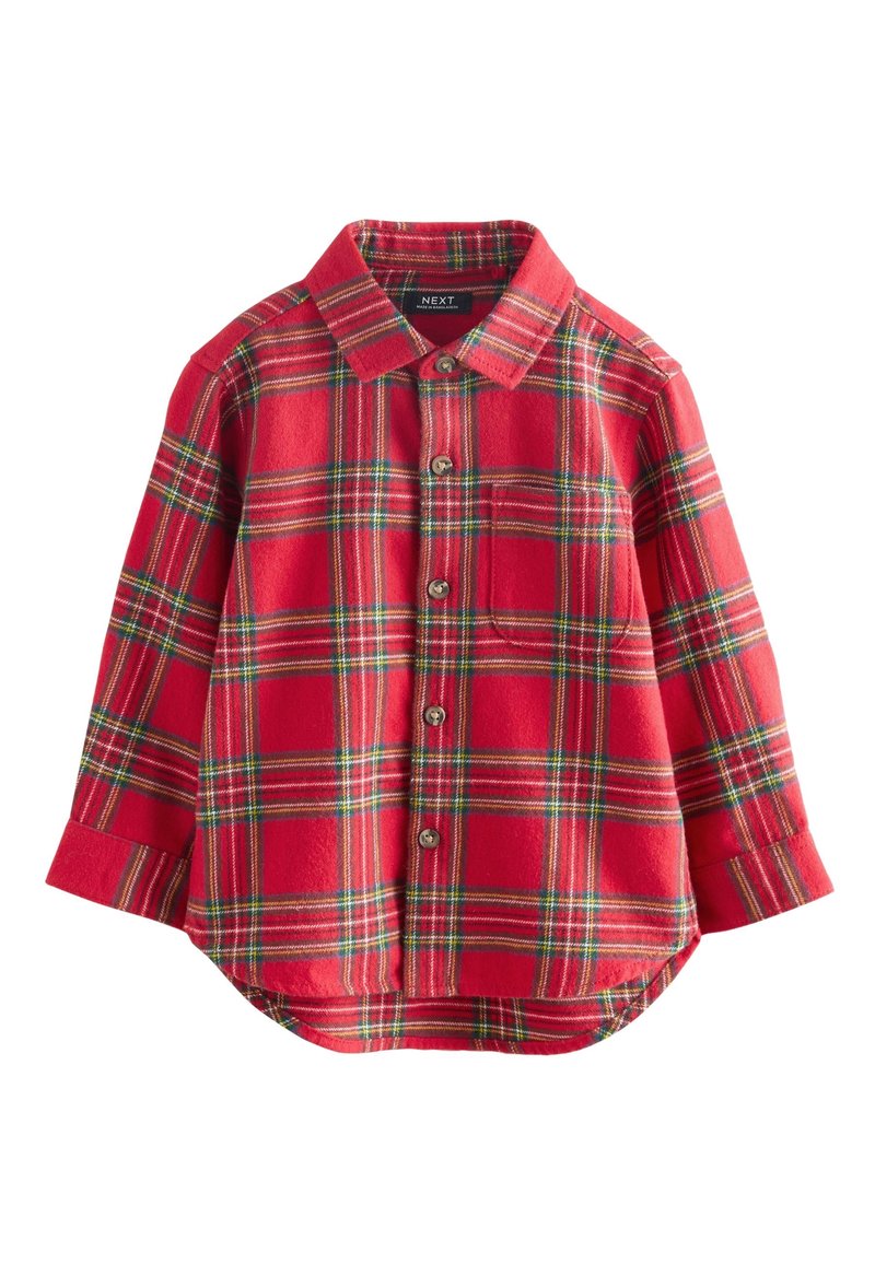 Chemise rouge à carreaux à manches longues boutonnée, avec col et ourlet arrondi, avec des rayures vertes, jaunes et blanches dans le motif.
