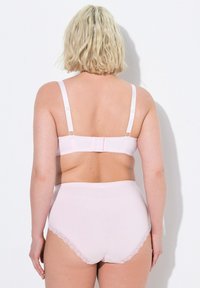 Roze lingerie set met een beha met verstelbare bandjes en een haaksluiting aan de achterkant, gecombineerd met hooggetailleerde slipjes met kantafwerking.