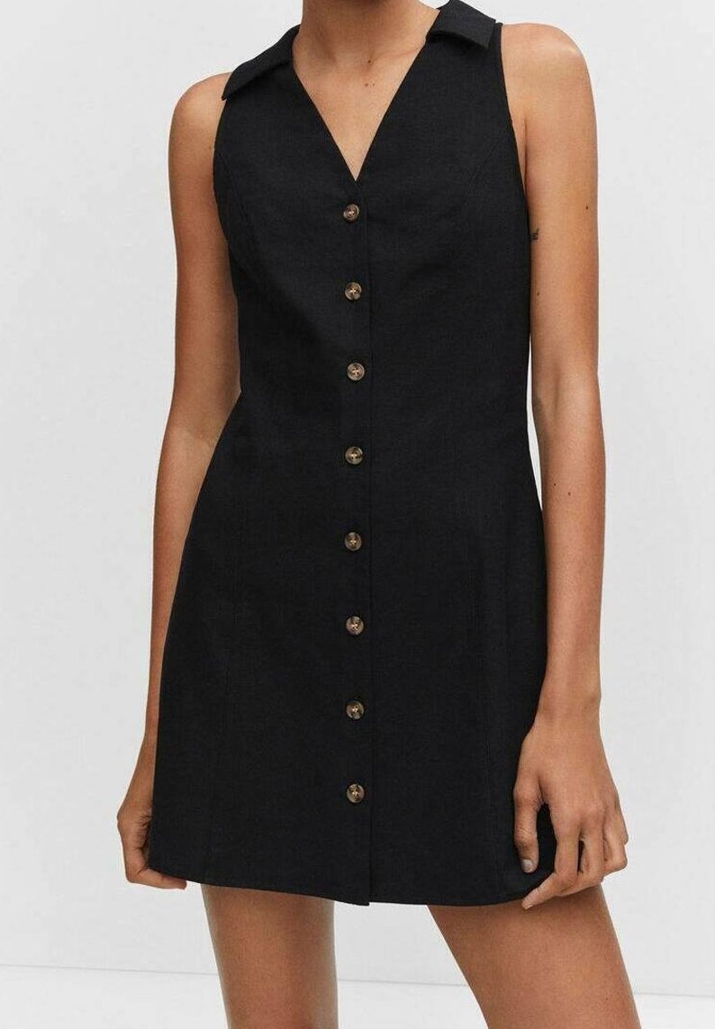 Robe noire sans manches avec un col en V, fermeture à boutons sur le devant et détails structurés aux épaules ; fabriquée en tissu lisse avec une silhouette cintrée.