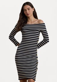 Sultanert kjole med striper i marineblått og kremfarget. Ribbete tekstur med gullknapper langs siden og lange tettsittende ermer.