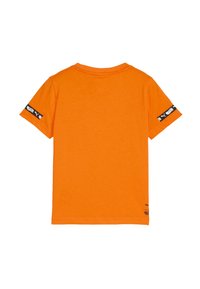 Leuchtend orangefarbene Kurzarm-T-Shirts mit schwarz-weißen, markierten Säumen an den Ärmeln und kleinem Logo nahe dem unteren Saum auf der Rückseite.