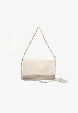 Sac à épaule en cuir beige avec une finition texturée, une chaîne en bandoulière et des détails zippés en bas. Design rectangulaire minimaliste.