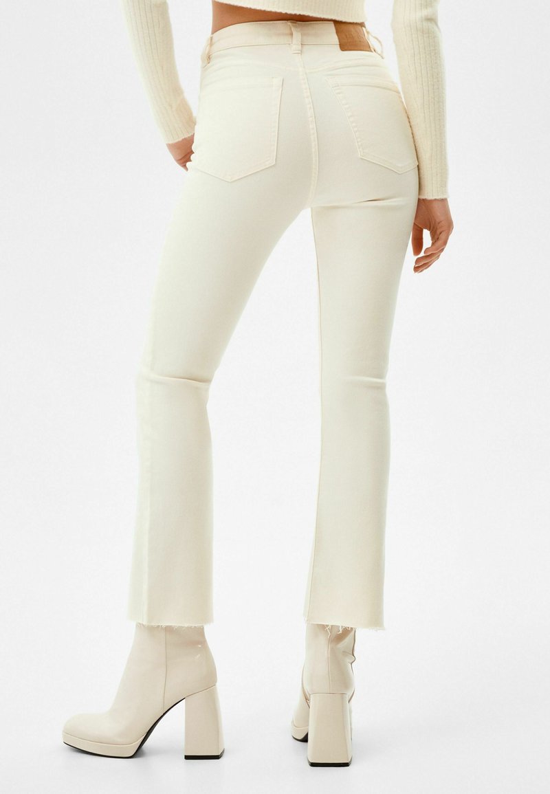 Damen Kleider | Bershka KICK FLARE TWILL Stoffhose off-white/offwhite - JL79970 Damen Kleider | Bershka KICK FLARE TWILL Stoffhose off-white/offwhite - JL79970