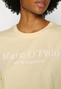 Marc O'Polo ROUND NECK - T-shirt estampada - milky vanilla