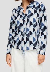 Langarm-Hemd aus Baumwolle mit geometrischem Muster in Blau- und Hellblau-Tönen, ausgestattet mit einem spitzen Kragen und Manschetten.