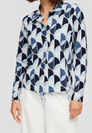 Langarm-Hemd aus Baumwolle mit geometrischem Muster in Blau- und Hellblau-Tönen, ausgestattet mit einem spitzen Kragen und Manschetten.