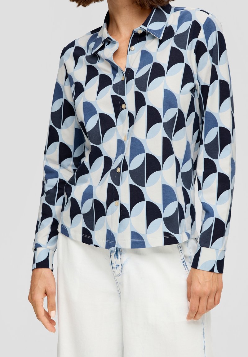 Langarm-Hemd aus Baumwolle mit geometrischem Muster in Blau- und Hellblau-Tönen, ausgestattet mit einem spitzen Kragen und Manschetten.