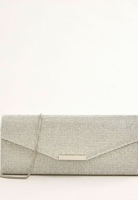 Borsa a busta coperta di strass argentati con una sottile tracolla in argento e una chiusura metallica rettangolare.