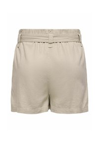 Shorts beiges avec une taille élastique et des passants de ceinture latéraux. Tissu doux, texture lisse, coupe décontractée. Design simple, sans motifs.