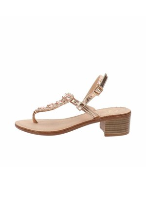 Sandal in tonal oro caratterizzata da un design a thong, decorata con gemme rosa, cinturino alla caviglia regolabile e un tacco basso a blocco con dettagli testurizzati.