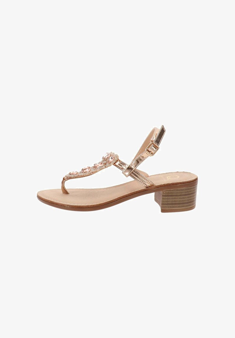 Sandal in tonal oro caratterizzata da un design a thong, decorata con gemme rosa, cinturino alla caviglia regolabile e un tacco basso a blocco con dettagli testurizzati.